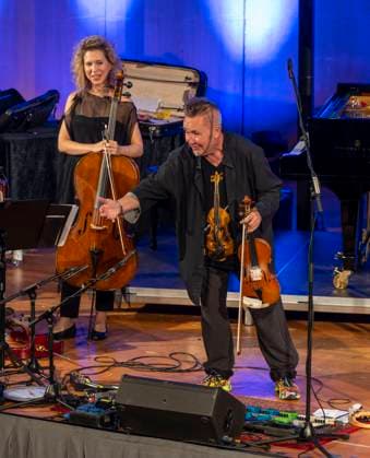 27.09.2023, Internationales Klassikfestival: Festival der Nationen 2023, im Kurhaus Bad Wörishofen im Unterallgäu, Der britische Violinist Nigel Kennedy (re) & friends, li: Cellistin Beata Urbanek-Kalinowska. 27.09.2023, Klassikfestival Bad Wörishofen 27.09.2023, Klassikfestival Bad Wörishofen