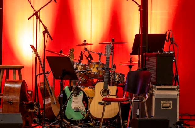 27.09.2023, Internationales Klassikfestival: Festival der Nationen 2023, im Kurhaus Bad Wörishofen im Unterallgäu, Der britische Violinist Nigel Kennedy & friends, In der Pause stehen die Musikinstrumente unbenutzt da. 27.09.2023, Klassikfestival Bad Wörishofen 27.09.2023, Klassikfestival Bad Wörishofen