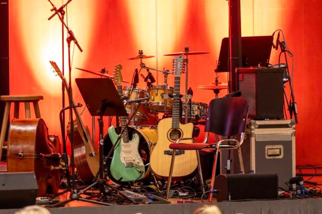 27.09.2023, Internationales Klassikfestival: Festival der Nationen 2023, im Kurhaus Bad Wörishofen im Unterallgäu, Der britische Violinist Nigel Kennedy & friends, In der Pause stehen die Musikinstrumente unbenutzt da. 27.09.2023, Klassikfestival Bad Wörishofen 27.09.2023, Klassikfestival Bad Wörishofen