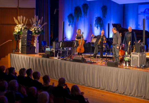 27.09.2023, Internationales Klassikfestival: Festival der Nationen 2023, im Kurhaus Bad Wörishofen im Unterallgäu, Der britische Violinist Nigel Kennedy & friends, 27.09.2023, Klassikfestival Bad Wörishofen 27.09.2023, Klassikfestival Bad Wörishofen