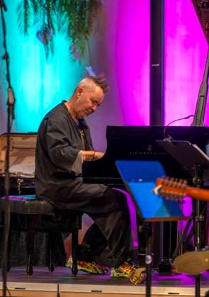 27.09.2023, Internationales Klassikfestival: Festival der Nationen 2023, im Kurhaus Bad Wörishofen im Unterallgäu, Der britische Violinist Nigel Kennedy & friends, Kennedy am Flügel. 27.09.2023, Klassikfestival Bad Wörishofen 27.09.2023, Klassikfestival Bad Wörishofen