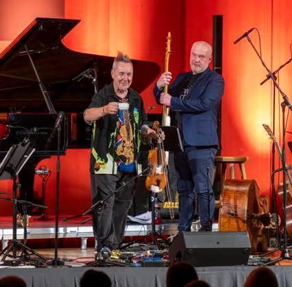 27.09.2023, Internationales Klassikfestival: Festival der Nationen 2023, im Kurhaus Bad Wörishofen im Unterallgäu, Der britische Violinist Nigel Kennedy & friends, Kennedy mit Kaffee-Tasse auf der Bühne nach der Pause. 27.09.2023, Klassikfestival Bad Wörishofen 27.09.2023, Klassikfestival Bad Wörishofen