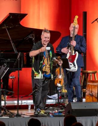 27.09.2023, Internationales Klassikfestival: Festival der Nationen 2023, im Kurhaus Bad Wörishofen im Unterallgäu, Der britische Violinist Nigel Kennedy & friends, Kennedy mit Kaffee-Tasse auf der Bühne nach der Pause. 27.09.2023, Klassikfestival Bad Wörishofen 27.09.2023, Klassikfestival Bad Wörishofen