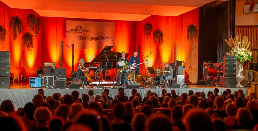 27.09.2023, Internationales Klassikfestival: Festival der Nationen 2023, im Kurhaus Bad Wörishofen im Unterallgäu, Der britische Violinist Nigel Kennedy & friends, 27.09.2023, Klassikfestival Bad Wörishofen 27.09.2023, Klassikfestival Bad Wörishofen