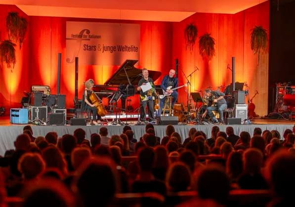 27.09.2023, Internationales Klassikfestival: Festival der Nationen 2023, im Kurhaus Bad Wörishofen im Unterallgäu, Der britische Violinist Nigel Kennedy & friends, 27.09.2023, Klassikfestival Bad Wörishofen 27.09.2023, Klassikfestival Bad Wörishofen