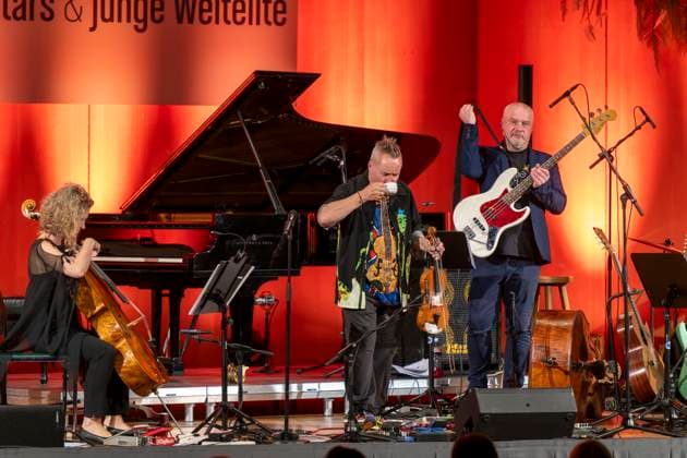 27.09.2023, Internationales Klassikfestival: Festival der Nationen 2023, im Kurhaus Bad Wörishofen im Unterallgäu, Der britische Violinist Nigel Kennedy & friends, Kennedy mit Kaffee-Tasse auf der Bühne nach der Pause. 27.09.2023, Klassikfestival Bad Wörishofen 27.09.2023, Klassikfestival Bad Wörishofen