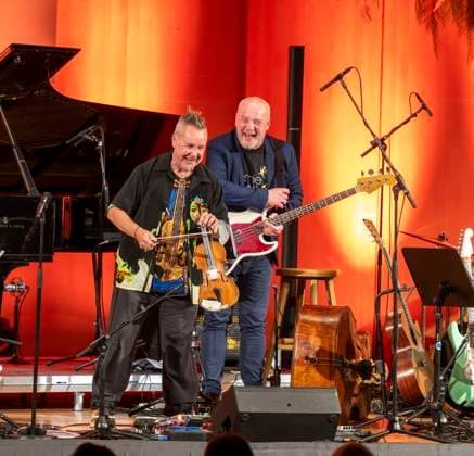 27.09.2023, Internationales Klassikfestival: Festival der Nationen 2023, im Kurhaus Bad Wörishofen im Unterallgäu, Der britische Violinist Nigel Kennedy & friends, Kennedy lachend auf der Bühne mit seinem Bassisten. 27.09.2023, Klassikfestival Bad Wörishofen 27.09.2023, Klassikfestival Bad Wörishofen