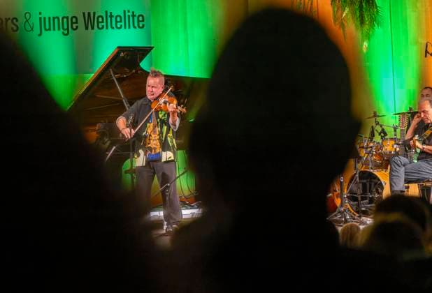 27.09.2023, Internationales Klassikfestival: Festival der Nationen 2023, im Kurhaus Bad Wörishofen im Unterallgäu, Der britische Violinist Nigel Kennedy & friends, 27.09.2023, Klassikfestival Bad Wörishofen 27.09.2023, Klassikfestival Bad Wörishofen