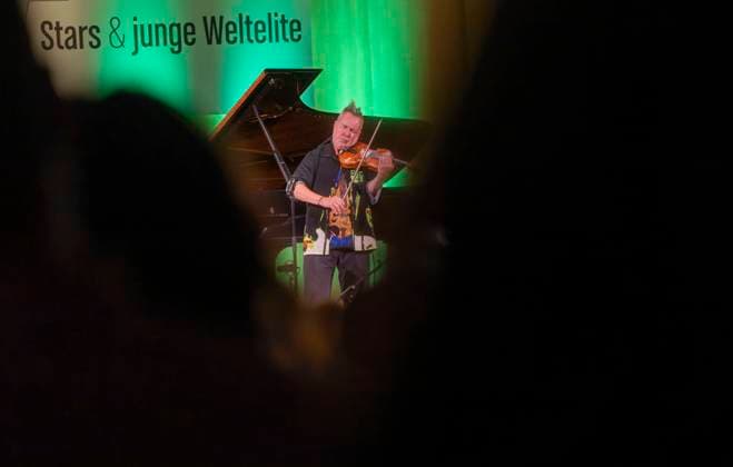 27.09.2023, Internationales Klassikfestival: Festival der Nationen 2023, im Kurhaus Bad Wörishofen im Unterallgäu, Der britische Violinist Nigel Kennedy & friends, 27.09.2023, Klassikfestival Bad Wörishofen 27.09.2023, Klassikfestival Bad Wörishofen