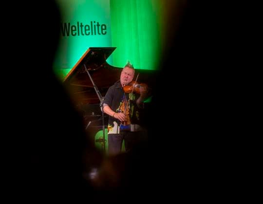 27.09.2023, Internationales Klassikfestival: Festival der Nationen 2023, im Kurhaus Bad Wörishofen im Unterallgäu, Der britische Violinist Nigel Kennedy & friends, 27.09.2023, Klassikfestival Bad Wörishofen 27.09.2023, Klassikfestival Bad Wörishofen
