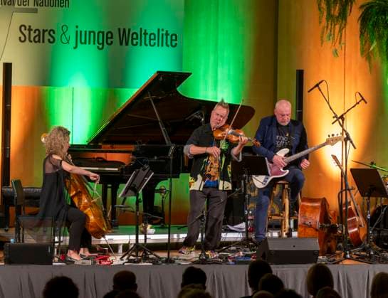27.09.2023, Internationales Klassikfestival: Festival der Nationen 2023, im Kurhaus Bad Wörishofen im Unterallgäu, Der britische Violinist Nigel Kennedy & friends, 27.09.2023, Klassikfestival Bad Wörishofen 27.09.2023, Klassikfestival Bad Wörishofen