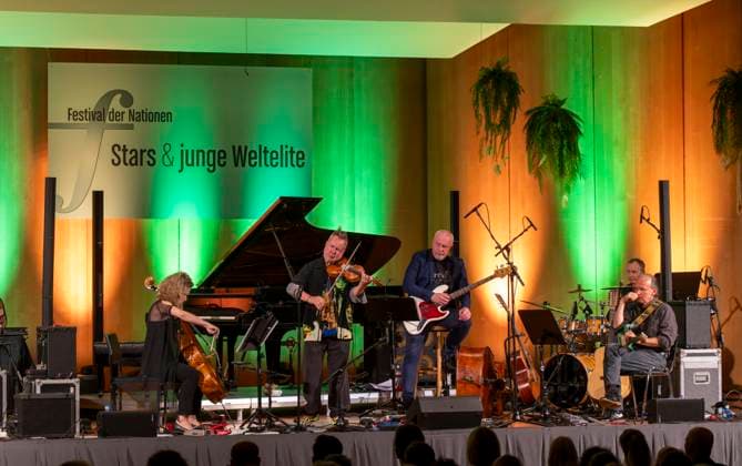 27.09.2023, Internationales Klassikfestival: Festival der Nationen 2023, im Kurhaus Bad Wörishofen im Unterallgäu, Der britische Violinist Nigel Kennedy & friends, 27.09.2023, Klassikfestival Bad Wörishofen 27.09.2023, Klassikfestival Bad Wörishofen