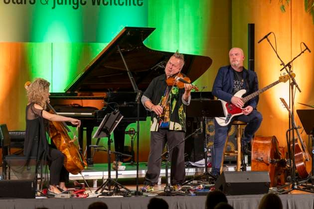 27.09.2023, Internationales Klassikfestival: Festival der Nationen 2023, im Kurhaus Bad Wörishofen im Unterallgäu, Der britische Violinist Nigel Kennedy & friends, 27.09.2023, Klassikfestival Bad Wörishofen 27.09.2023, Klassikfestival Bad Wörishofen