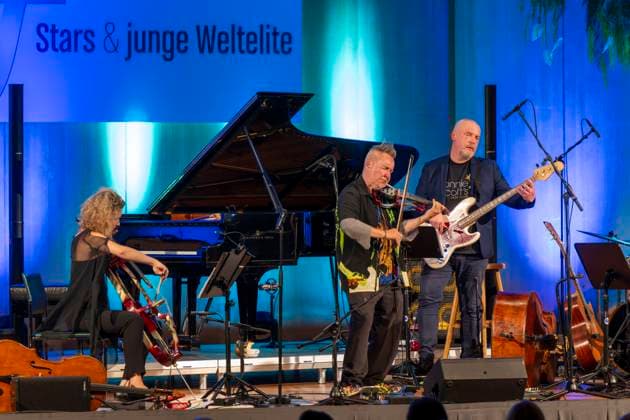 27.09.2023, Internationales Klassikfestival: Festival der Nationen 2023, im Kurhaus Bad Wörishofen im Unterallgäu, Der britische Violinist Nigel Kennedy & friends, 27.09.2023, Klassikfestival Bad Wörishofen 27.09.2023, Klassikfestival Bad Wörishofen