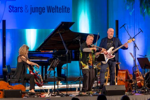 27.09.2023, Internationales Klassikfestival: Festival der Nationen 2023, im Kurhaus Bad Wörishofen im Unterallgäu, Der britische Violinist Nigel Kennedy & friends, 27.09.2023, Klassikfestival Bad Wörishofen 27.09.2023, Klassikfestival Bad Wörishofen