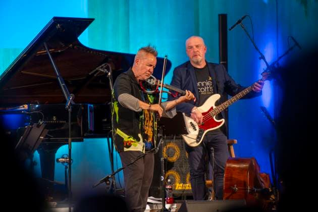 27.09.2023, Internationales Klassikfestival: Festival der Nationen 2023, im Kurhaus Bad Wörishofen im Unterallgäu, Der britische Violinist Nigel Kennedy & friends, Kennedy mit E-Violine 27.09.2023, Klassikfestival Bad Wörishofen 27.09.2023, Klassikfestival Bad Wörishofen