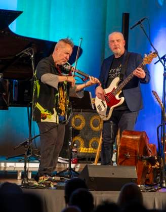 27.09.2023, Internationales Klassikfestival: Festival der Nationen 2023, im Kurhaus Bad Wörishofen im Unterallgäu, Der britische Violinist Nigel Kennedy & friends, Kennedy mit E-Violine 27.09.2023, Klassikfestival Bad Wörishofen 27.09.2023, Klassikfestival Bad Wörishofen