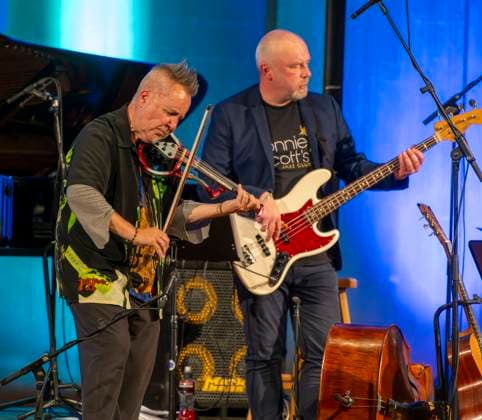 27.09.2023, Internationales Klassikfestival: Festival der Nationen 2023, im Kurhaus Bad Wörishofen im Unterallgäu, Der britische Violinist Nigel Kennedy & friends, Kennedy mit E-Violine 27.09.2023, Klassikfestival Bad Wörishofen 27.09.2023, Klassikfestival Bad Wörishofen