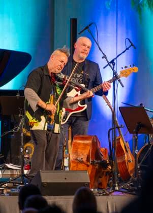 27.09.2023, Internationales Klassikfestival: Festival der Nationen 2023, im Kurhaus Bad Wörishofen im Unterallgäu, Der britische Violinist Nigel Kennedy & friends, Kennedy mit E-Violine 27.09.2023, Klassikfestival Bad Wörishofen 27.09.2023, Klassikfestival Bad Wörishofen