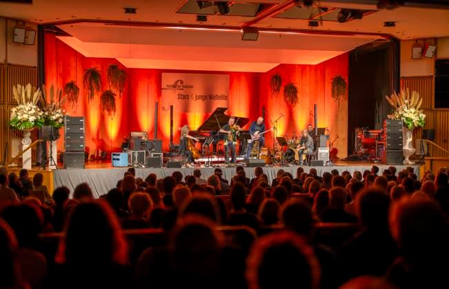 27.09.2023, Internationales Klassikfestival: Festival der Nationen 2023, im Kurhaus Bad Wörishofen im Unterallgäu, Der britische Violinist Nigel Kennedy & friends, 27.09.2023, Klassikfestival Bad Wörishofen 27.09.2023, Klassikfestival Bad Wörishofen