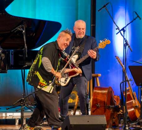 27.09.2023, Internationales Klassikfestival: Festival der Nationen 2023, im Kurhaus Bad Wörishofen im Unterallgäu, Der britische Violinist Nigel Kennedy & friends, Kennedy mit E-Violine 27.09.2023, Klassikfestival Bad Wörishofen 27.09.2023, Klassikfestival Bad Wörishofen