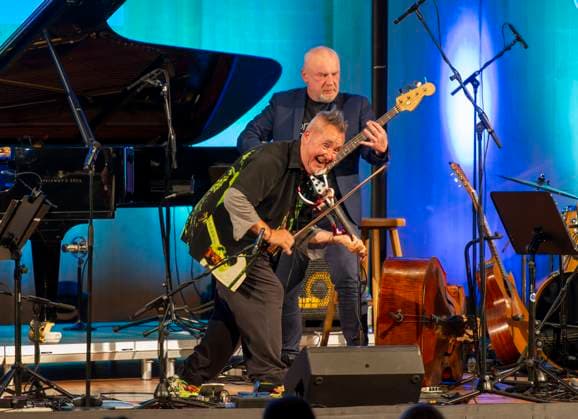 27.09.2023, Internationales Klassikfestival: Festival der Nationen 2023, im Kurhaus Bad Wörishofen im Unterallgäu, Der britische Violinist Nigel Kennedy & friends, Kennedy mit E-Violine 27.09.2023, Klassikfestival Bad Wörishofen 27.09.2023, Klassikfestival Bad Wörishofen