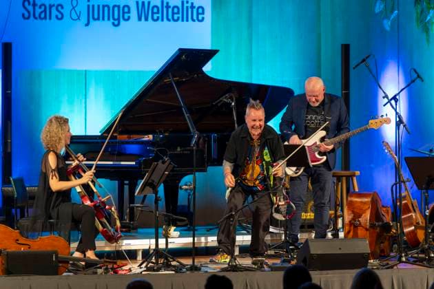 27.09.2023, Internationales Klassikfestival: Festival der Nationen 2023, im Kurhaus Bad Wörishofen im Unterallgäu, Der britische Violinist Nigel Kennedy & friends, Kennedy mit E-Violine 27.09.2023, Klassikfestival Bad Wörishofen 27.09.2023, Klassikfestival Bad Wörishofen