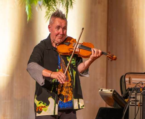 27.09.2023, Internationales Klassikfestival: Festival der Nationen 2023, im Kurhaus Bad Wörishofen im Unterallgäu, Der britische Violinist Nigel Kennedy & friends, 27.09.2023, Klassikfestival Bad Wörishofen 27.09.2023, Klassikfestival Bad Wörishofen