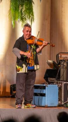 27.09.2023, Internationales Klassikfestival: Festival der Nationen 2023, im Kurhaus Bad Wörishofen im Unterallgäu, Der britische Violinist Nigel Kennedy & friends, 27.09.2023, Klassikfestival Bad Wörishofen 27.09.2023, Klassikfestival Bad Wörishofen