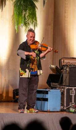 27.09.2023, Internationales Klassikfestival: Festival der Nationen 2023, im Kurhaus Bad Wörishofen im Unterallgäu, Der britische Violinist Nigel Kennedy & friends, 27.09.2023, Klassikfestival Bad Wörishofen 27.09.2023, Klassikfestival Bad Wörishofen