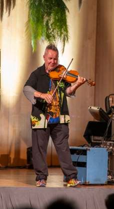27.09.2023, Internationales Klassikfestival: Festival der Nationen 2023, im Kurhaus Bad Wörishofen im Unterallgäu, Der britische Violinist Nigel Kennedy & friends, 27.09.2023, Klassikfestival Bad Wörishofen 27.09.2023, Klassikfestival Bad Wörishofen