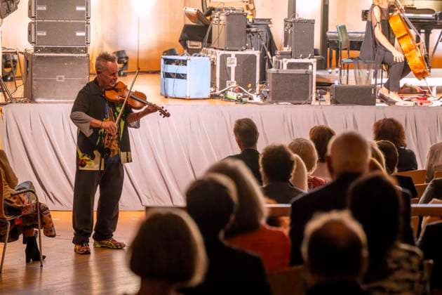 27.09.2023, Internationales Klassikfestival: Festival der Nationen 2023, im Kurhaus Bad Wörishofen im Unterallgäu, Der britische Violinist Nigel Kennedy & friends, Kennedy verlässt die Bühne in der Zugabe um dem Publikum nahe zu sein. 27.09.2023, Klassikfestival Bad Wörishofen 27.09.2023, Klassikfestival Bad Wörishofen