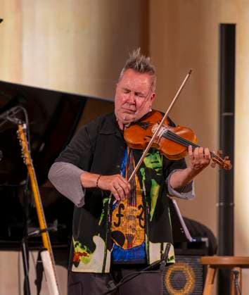 27.09.2023, Internationales Klassikfestival: Festival der Nationen 2023, im Kurhaus Bad Wörishofen im Unterallgäu, Der britische Violinist Nigel Kennedy & friends, 27.09.2023, Klassikfestival Bad Wörishofen 27.09.2023, Klassikfestival Bad Wörishofen