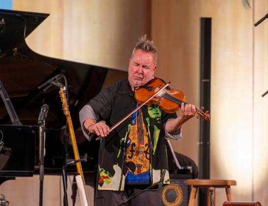 27.09.2023, Internationales Klassikfestival: Festival der Nationen 2023, im Kurhaus Bad Wörishofen im Unterallgäu, Der britische Violinist Nigel Kennedy & friends, 27.09.2023, Klassikfestival Bad Wörishofen 27.09.2023, Klassikfestival Bad Wörishofen