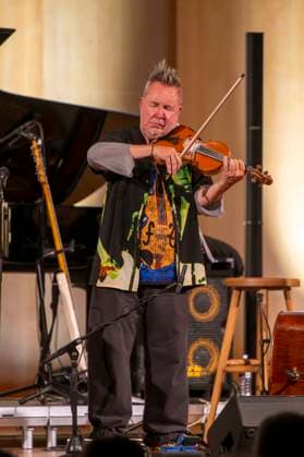 27.09.2023, Internationales Klassikfestival: Festival der Nationen 2023, im Kurhaus Bad Wörishofen im Unterallgäu, Der britische Violinist Nigel Kennedy & friends, 27.09.2023, Klassikfestival Bad Wörishofen 27.09.2023, Klassikfestival Bad Wörishofen