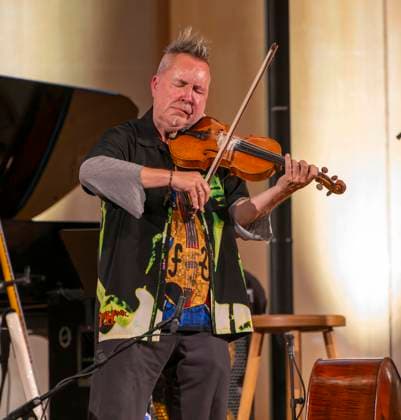 27.09.2023, Internationales Klassikfestival: Festival der Nationen 2023, im Kurhaus Bad Wörishofen im Unterallgäu, Der britische Violinist Nigel Kennedy & friends, 27.09.2023, Klassikfestival Bad Wörishofen 27.09.2023, Klassikfestival Bad Wörishofen