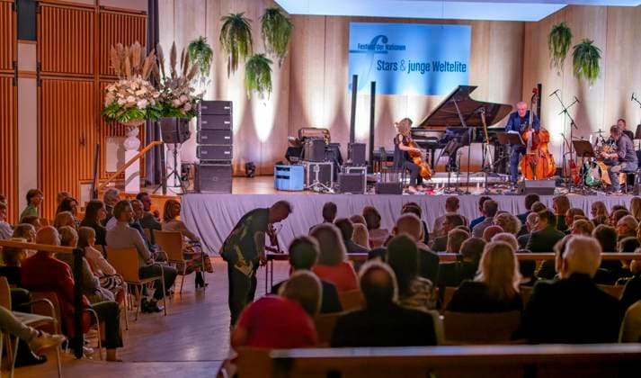27.09.2023, Internationales Klassikfestival: Festival der Nationen 2023, im Kurhaus Bad Wörishofen im Unterallgäu, Der britische Violinist Nigel Kennedy & friends, Kennedy verlässt die Bühne in der Zugabe um dem Publikum nahe zu sein. 27.09.2023, Klassikfestival Bad Wörishofen 27.09.2023, Klassikfestival Bad Wörishofen