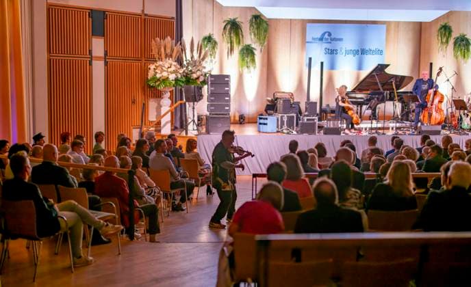 27.09.2023, Internationales Klassikfestival: Festival der Nationen 2023, im Kurhaus Bad Wörishofen im Unterallgäu, Der britische Violinist Nigel Kennedy & friends, Kennedy verlässt die Bühne in der Zugabe um dem Publikum nahe zu sein. 27.09.2023, Klassikfestival Bad Wörishofen 27.09.2023, Klassikfestival Bad Wörishofen