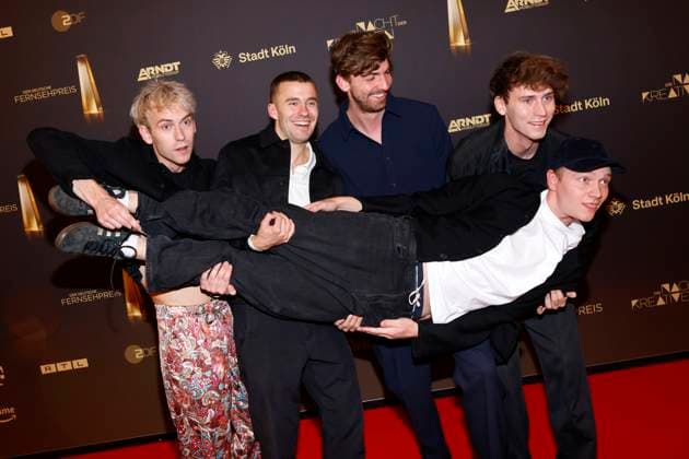 Die Schauspieler Oskar Belton, Leo Fuchs, Max Mattis, Emil Belton und Bruno Alexander (Der Discounter) bei der Nacht der Kreativen im Rahmen der Verleihung des Deutschen Fernsehpreises 2023 in der Kölner Flora. Köln, 27.09.2023 NRW Deutschland Copyright: xChristophxHardtx