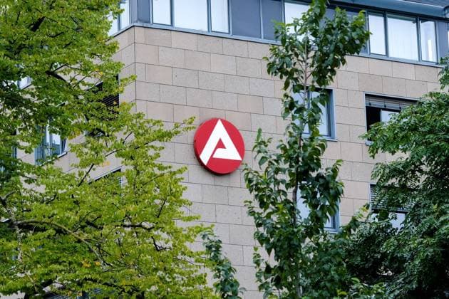 Düsseldorf 28.09.2023 Jobcenter Arbeitsamt Agentur für Arbeit Arbeitsagentur Logo Schriftzug Hartz IV Satz Lebenshaltungskosten Arbeitslosengeld Grundsicherung Sozialleistungen Existenzminimum Regelsatz Arbeitslosenstatistik Bürgergeld Sanktionen Strafen Schonvermögen Wohngeld Grundeinkommen Düsseldorf Nordrhein-Westfalen Deutschland *** Dusseldorf 28 09 2023 Jobcenter Arbeitsamt Agentur für Arbeit Arbeitsagentur Logo Lettering Hartz IV Rate Cost of Living Unemployment Benefit Basic Security Social Benefits Minimum Living Wage Standard Rate Unemployment Statistics Citizens Allowance Sanctions Penalties Protected Assets Housing Allowance Basic Income Dusseldorf North Rhine Westphalia Germany