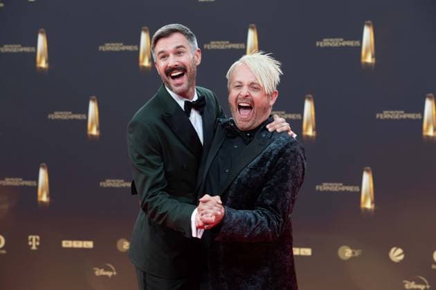 v.l. Jochen SCHROPP, Moderator, Ross ANTHONY; Entertainer, Roter Teppich, Red Carpet Show, Ankunft, arrival, Verleihung des Deutschen Fernsehpreises, Der Deutsche Fernsehpreis 2023, Deutscher Fernsehpreis 2023 in den MMC Studios Koeln, am 28.09.2023.