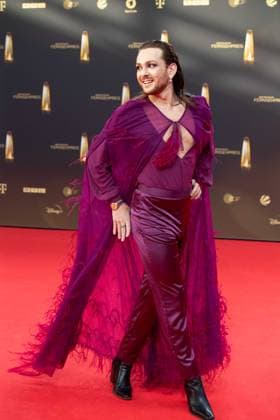 Ricardo SIMONETTI, Moderator, Roter Teppich, Red Carpet Show, Ankunft, arrival, Verleihung des Deutschen Fernsehpreises, Der Deutsche Fernsehpreis 2023, Deutscher Fernsehpreis 2023 in den MMC Studios Koeln, am 28.09.2023.