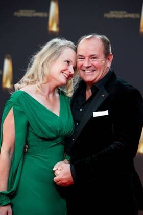 Wolfram KONS, Moderator, mit Ehefrau Alexa, Roter Teppich, Red Carpet Show, Ankunft, arrival, Verleihung des Deutschen Fernsehpreises, Der Deutsche Fernsehpreis 2023, Deutscher Fernsehpreis 2023 in den MMC Studios Koeln, am 28.09.2023.