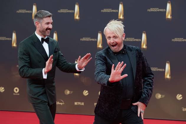 v.l. Jochen SCHROPP, Moderator, Ross ANTHONY; Entertainer, Roter Teppich, Red Carpet Show, Ankunft, arrival, Verleihung des Deutschen Fernsehpreises, Der Deutsche Fernsehpreis 2023, Deutscher Fernsehpreis 2023 in den MMC Studios Koeln, am 28.09.2023.