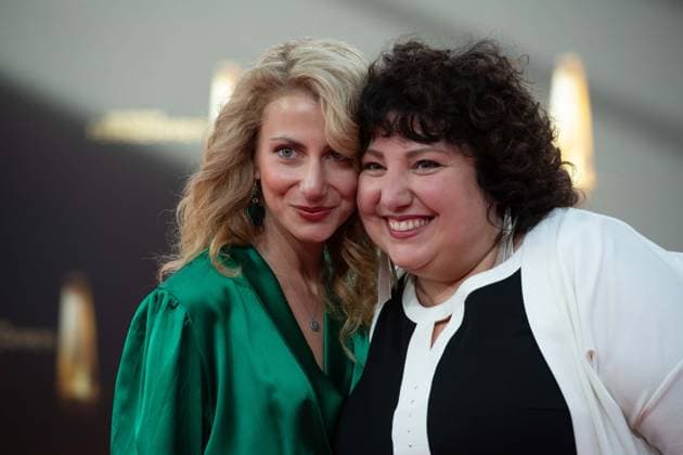 Meltem KAPTAN, Schauspielerin, mit ihrer Schwester Derya, links, Roter Teppich, Red Carpet Show, Ankunft, arrival, Verleihung des Deutschen Fernsehpreises, Der Deutsche Fernsehpreis 2023, Deutscher Fernsehpreis 2023 in den MMC Studios Koeln, am 28.09.2023.