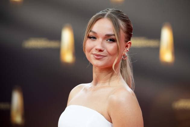 Julia BEAUTX, Schauspielerin, Roter Teppich, Red Carpet Show, Ankunft, arrival, Verleihung des Deutschen Fernsehpreises, Der Deutsche Fernsehpreis 2023, Deutscher Fernsehpreis 2023 in den MMC Studios Koeln, am 28.09.2023.