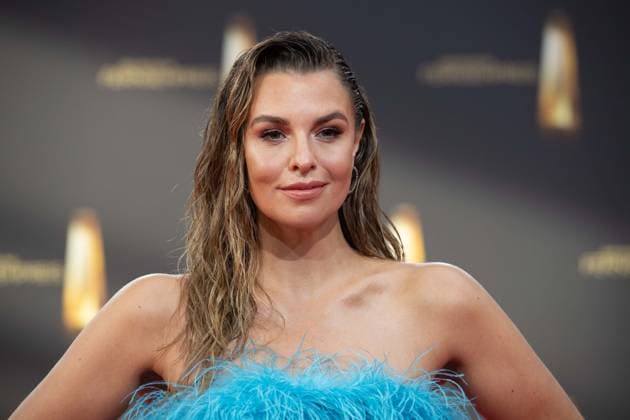 Laura WONTORRA, Moderatorin, Roter Teppich, Red Carpet Show, Ankunft, arrival, Verleihung des Deutschen Fernsehpreises, Der Deutsche Fernsehpreis 2023, Deutscher Fernsehpreis 2023 in den MMC Studios Koeln, am 28.09.2023.