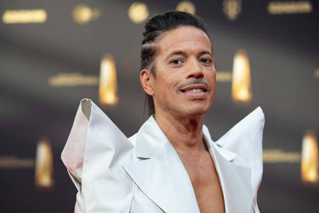 Jorge GONZALEZ, Modelcoach Roter Teppich, Red Carpet Show, Ankunft, arrival, Verleihung des Deutschen Fernsehpreises, Der Deutsche Fernsehpreis 2023, Deutscher Fernsehpreis 2023 in den MMC Studios Koeln, am 28.09.2023.