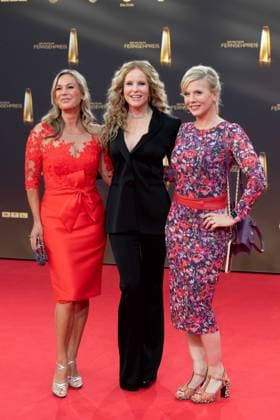 v.l. Birgit von BENTZEL, Moderatorin, Katja BURKARD, Moderatorin, Eva HABERMANN, Schauspielerin, Roter Teppich, Red Carpet Show, Ankunft, arrival, Verleihung des Deutschen Fernsehpreises, Der Deutsche Fernsehpreis 2023, Deutscher Fernsehpreis 2023 in den MMC Studios Koeln, am 28.09.2023.