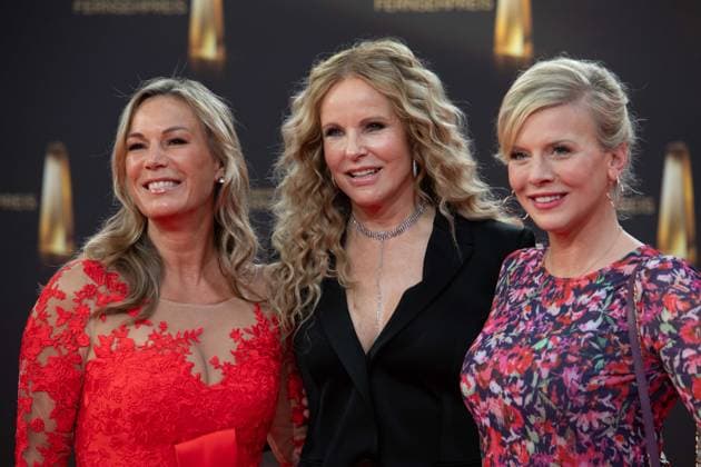 v.l. Birgit von BENTZEL, Moderatorin, Katja BURKARD, Moderatorin, Eva HABERMANN, Schauspielerin, Roter Teppich, Red Carpet Show, Ankunft, arrival, Verleihung des Deutschen Fernsehpreises, Der Deutsche Fernsehpreis 2023, Deutscher Fernsehpreis 2023 in den MMC Studios Koeln, am 28.09.2023.